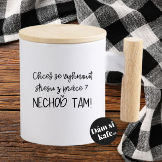 Keramický hrnek s dřevěným uchem a víčkem Chceš se vyhnout stresu z práce? Nechoď tam!
