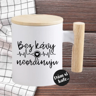 Keramický hrnek s dřevěným uchem a víčkem Bez kávy neordinuju