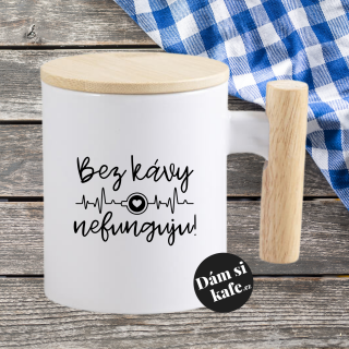 Keramický hrnek s dřevěným uchem a víčkem Bez kávy nefunguju