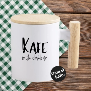 Keramický hrnek s dřevěným uchem a víčkem Kafe místo dovolené