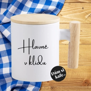 Keramický hrnek s dřevěným uchem a víčkem Hlavně v klidu