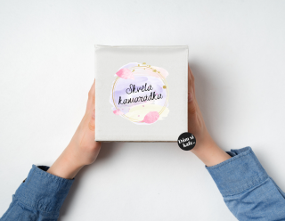 Dárková krabička na hrnek „Skvělá kamarádka“ – Fialkovo-růžový motiv 🌸