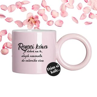 Růžový hrnek s velkým uchem Ranní káva je dobrá na to, abych neusnula do večerního vína