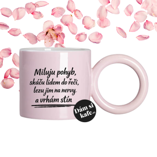 Růžový hrnek s velkým uchem Miluju pohyb skáču lidem do řeči lezu jim na nervy a vrhám stín