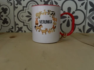 Plastový hrnek červený Zvířátka z farmy se jménem Verunka II. JAKOST