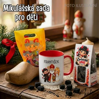 🎅 Výhodná dětská mikulášská dárková sada: Personalizovaný plastový hrnek „Mikulášská trojice“ + Jedlé čertovské uhlí (60 g) + Taška ZDARMA